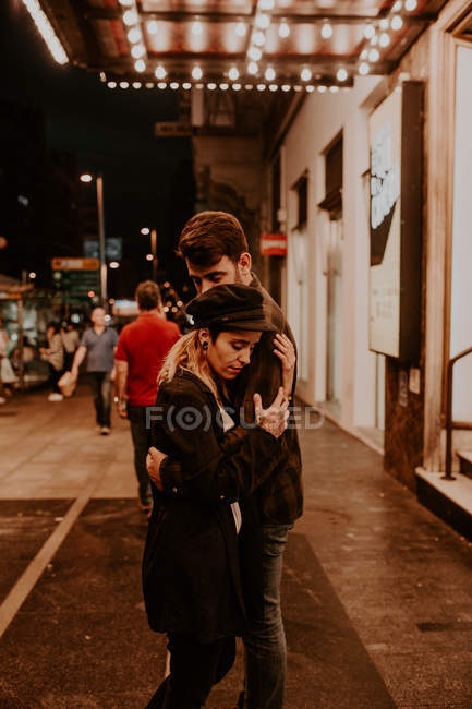 Чувственная пара обнимается на вечерней уличной сцене — стоковое фото