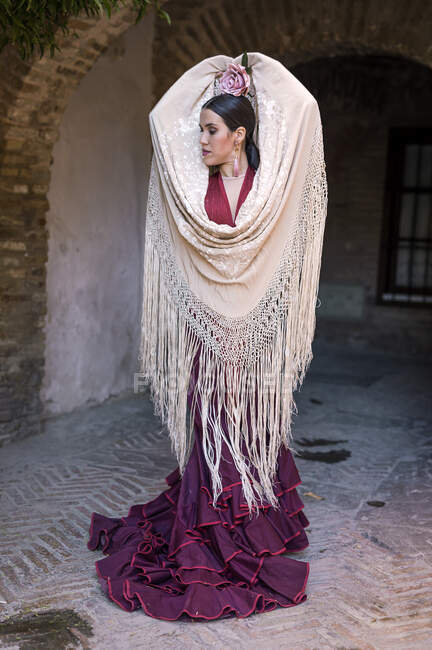 Flamenco dancer with typical costume in the streets of Seville — Stock Photo