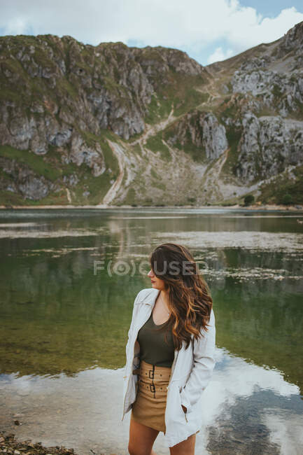 Mujer bonita en el lago de montaña - foto de stock
