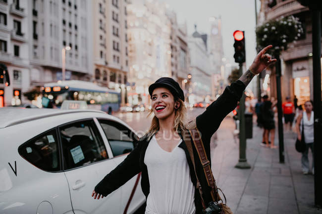 Menina feliz posando na rua walkside — Fotografia de Stock