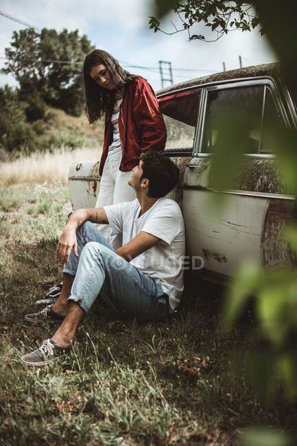 Young people near old car — Stock Photo
