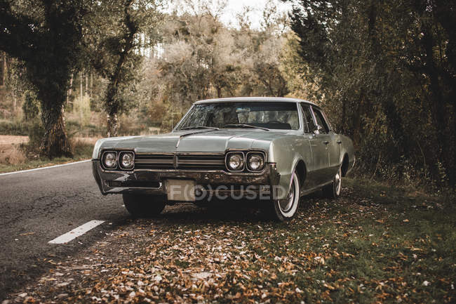 Vintage car parked on rural country roadside — Stock Photo