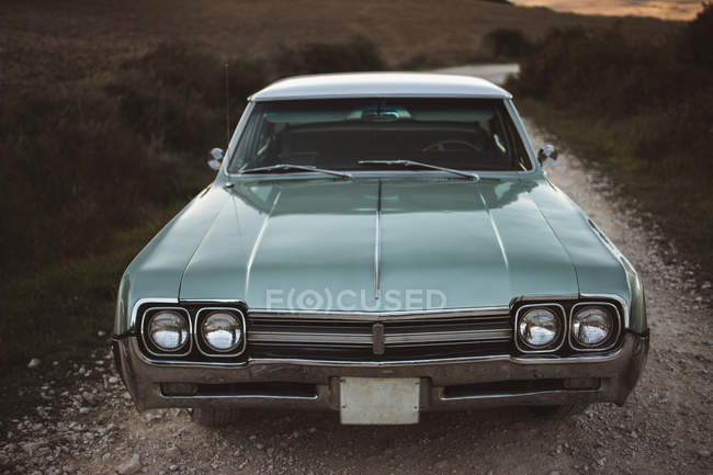 Turquesa carro vintage na estrada rural — Fotografia de Stock
