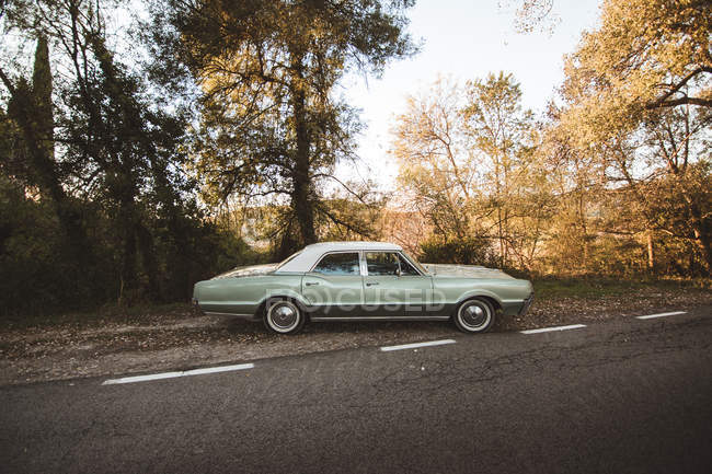 Side view of retro car parked on rural roadside — Stock Photo