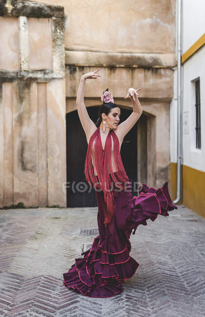 Flamenco dancer with typical costume in the streets of Seville — Stock Photo