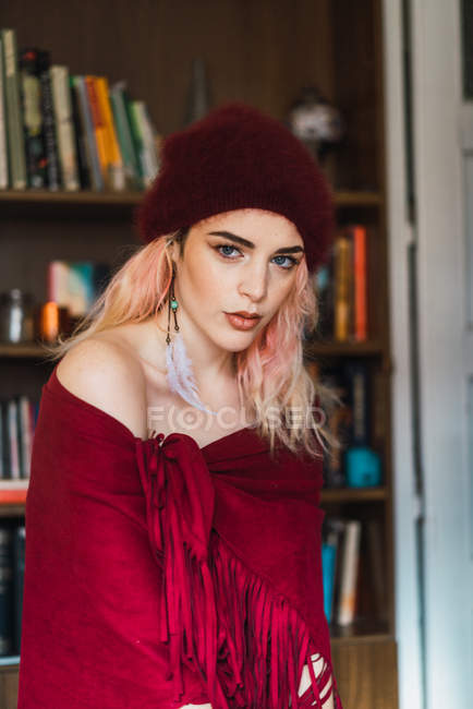 Приваблива жінка з рожевим волоссям в червоному капелюсі — стокове фото