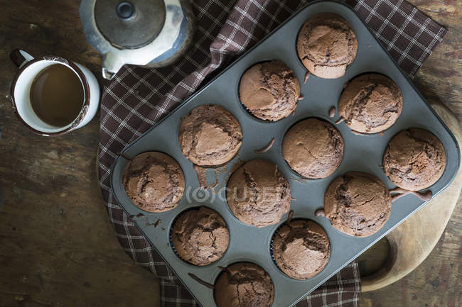 Directement au-dessus de la vue des muffins au chocolat dans la plaque de cuisson — Photo de stock