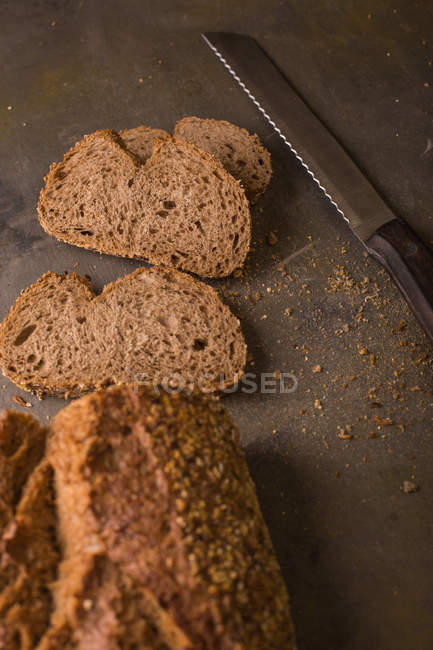 Freshly baked bread slices on table — Stock Photo
