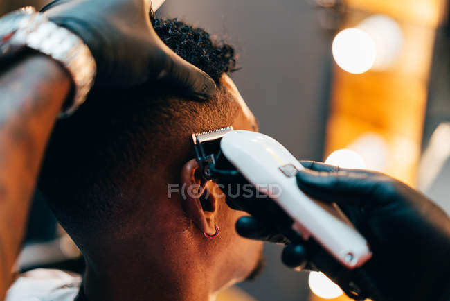 Máquina de grooming cabeça masculina — Fotografia de Stock