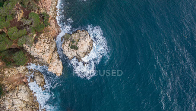 Vistas aéreas de la costa con olas en el Mediterráneo - foto de stock