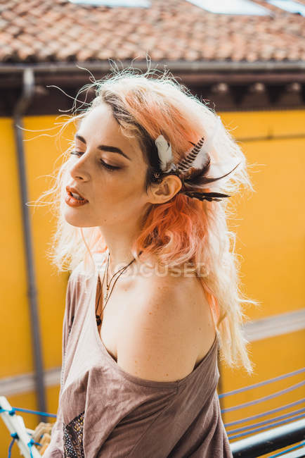 Чувственная женщина с розовыми волосами позирует с закрытыми глазами — стоковое фото