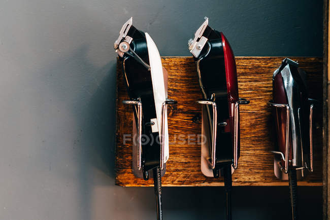 Set di macchine su scaffale in negozio di barbiere — Foto stock