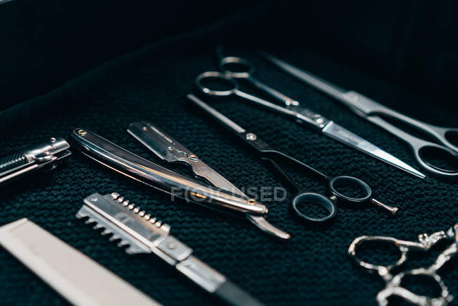 Комплект ножниц и расчёсок — стоковое фото