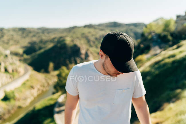 Cheerful man in mountains — Stock Photo