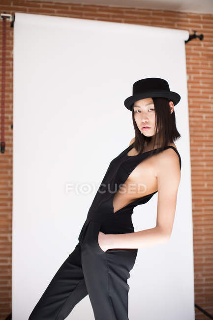 Vista lateral da mulher elegante no chapéu inclinando-se para trás — Fotografia de Stock