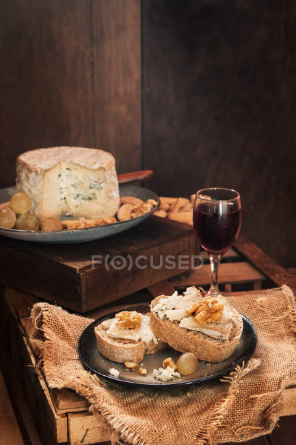 Natureza morta de pão com queijo e vinho para o jantar — Fotografia de Stock