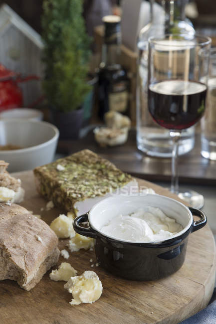 Creme de pão e azedo com tomate e copo de vinho tinto — Fotografia de Stock