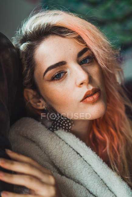 Porträt junge Frau mit rosa Haaren blickt in die Kamera — Stockfoto