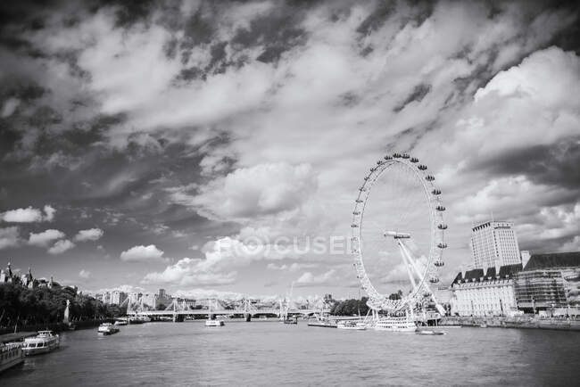 Чорно-білий постріл Лондона з великим колесом на набережній. — стокове фото