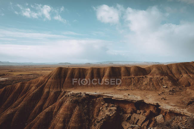 Sandiger Hügel mit Risskante unter Sommerhimmel — Stockfoto