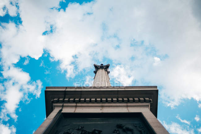 Vista inferior do monumento pilar com gravura — Fotografia de Stock
