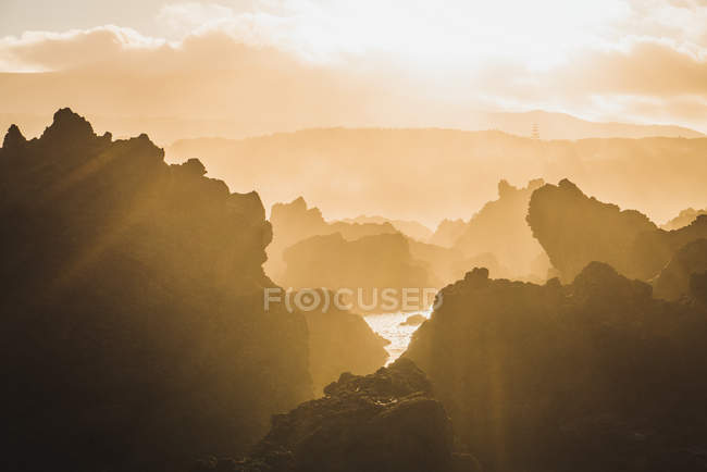 Pintoresca vista a las montañas de pastel en luces de puesta de sol retroiluminadas . - foto de stock