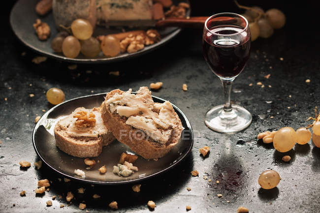 Natura morta di antipasto con formaggio e vino in tavola — Foto stock