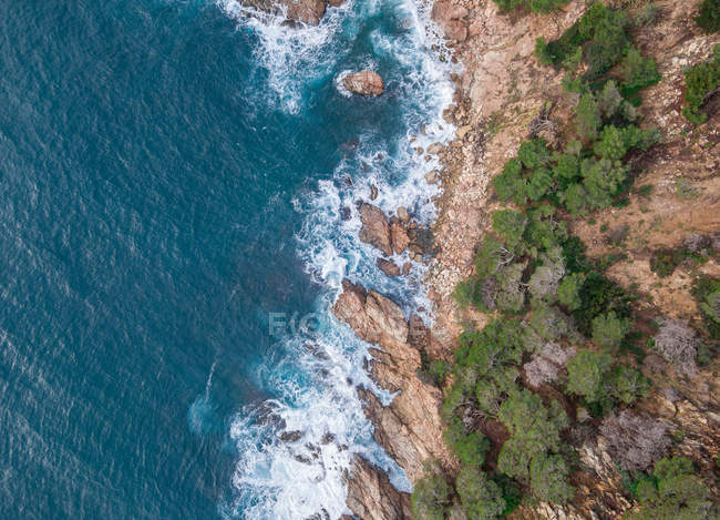 Повітряна вид на скелях узбережжя з хвилями в Середземному морі — стокове фото