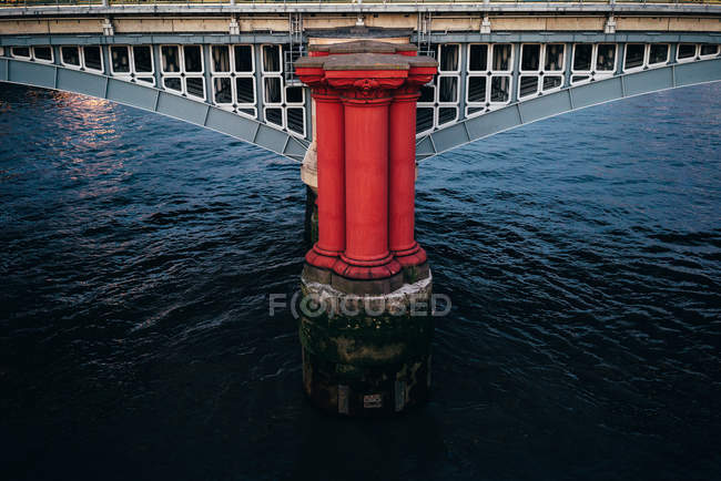 Ponte della città con passaggio galleria coperto — Foto stock