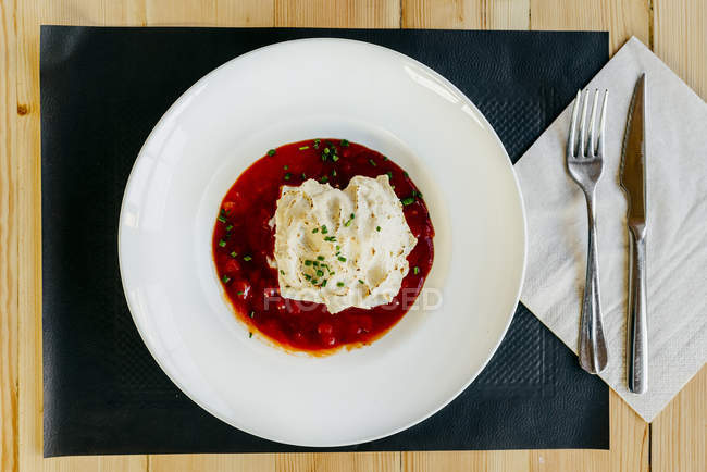 Merluzzo bianco con panna e salsa di pomodoro in piatto — Foto stock