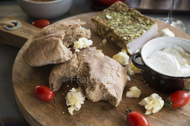 Close up view of bread and sour cream with tomatoes — Stock Photo