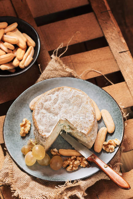 Vista de perto de queijo azul e faca na bandeja de madeira — Fotografia de Stock