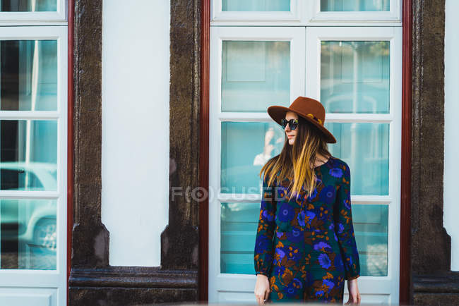 Cheerful stylish woman in hat at street scene — Stock Photo