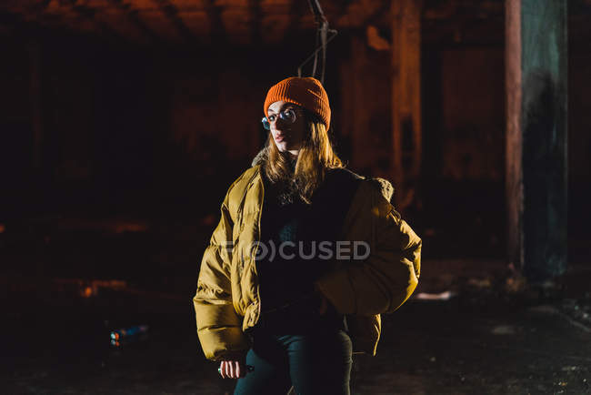 Attraktive Frau in stylischer gelber Jacke bei Nacht — Stockfoto