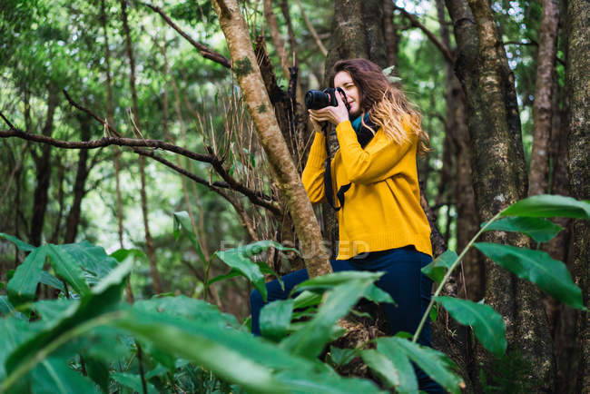 Frau schießt im Wald — Stockfoto