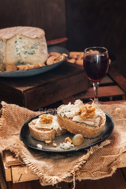 Fette di pane con formaggio e vino a cena — Foto stock