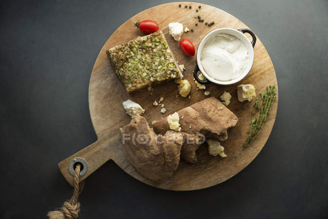 Dall'alto vista del pane con panna acida e pancetta su tavola di legno . — Foto stock