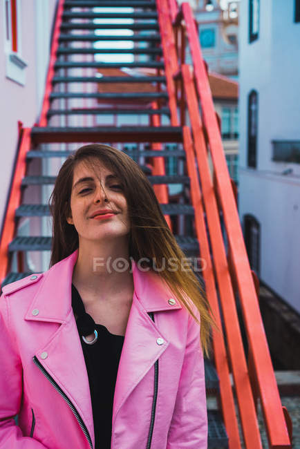 Веселий молода жінка постановки на Сходи на вулиці — стокове фото