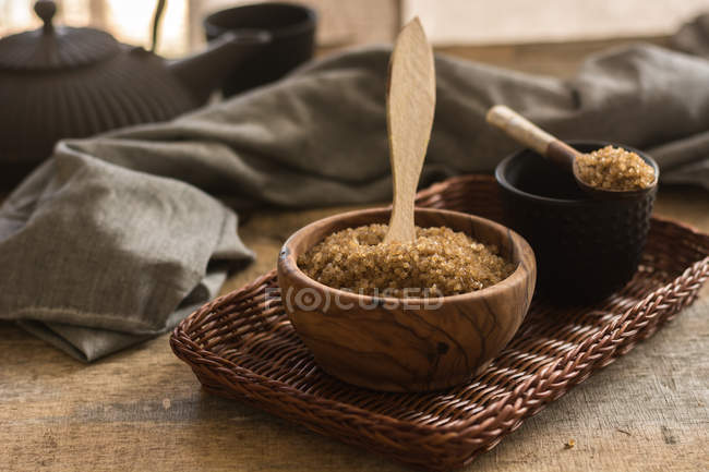 Bowl full of brown sugar on wicker tray — Stock Photo