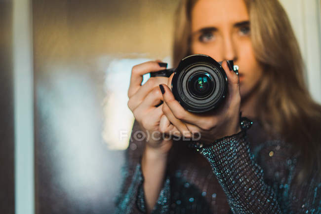 Mulher loira jovem com câmera — Fotografia de Stock