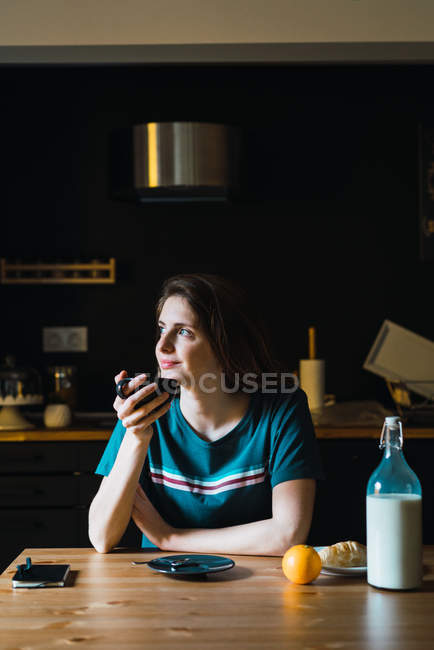 Donna affascinante che beve tè e distoglie lo sguardo — Foto stock