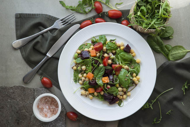 Teller mit frischem, schmackhaftem Gemüsesalat auf dem Tisch. — Stockfoto