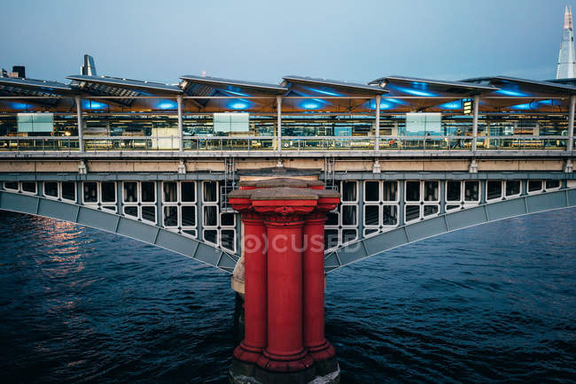Blick auf den modernen Brückenbau mit überdachten Galerien und Gebäuden an der Spitze — Stockfoto