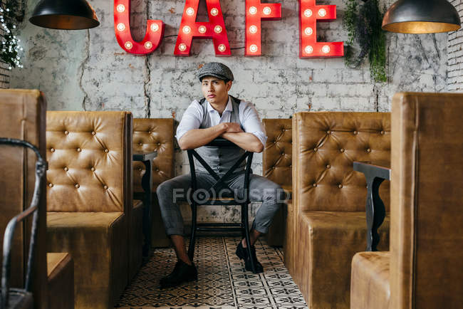 Tagtraumen Mann Sitzt In Vintage Cafe Portrat Mannchen