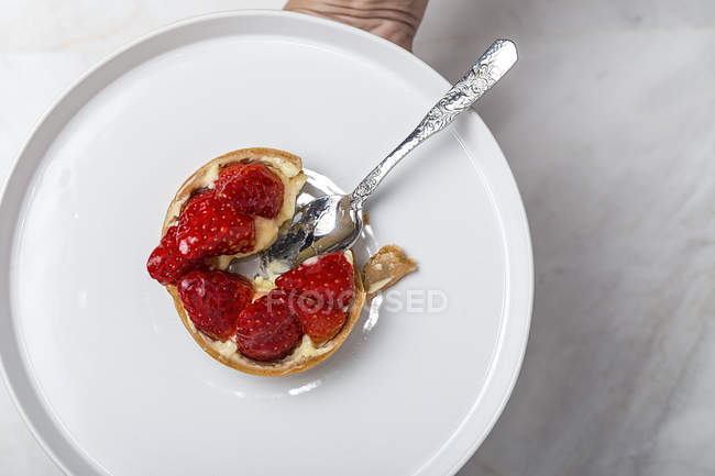 Tart with red strawberries on plate — Stock Photo