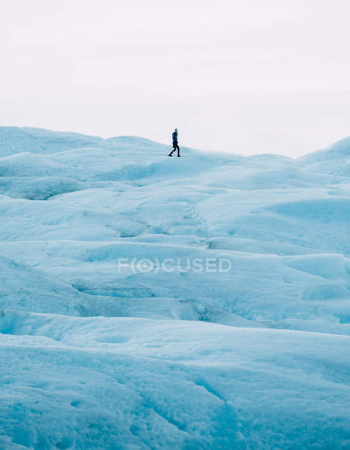 Turista caminando sobre glaciar nevado - foto de stock