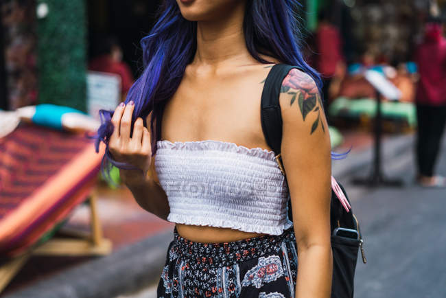 Средняя часть женщины с фиолетовыми волосами на улице — стоковое фото