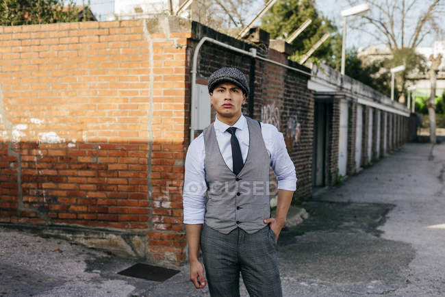 Homme élégant en vêtements vintage posant sur la rue — Photo de stock