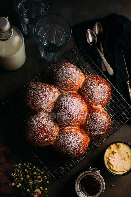 Directly above view of delicious brioche with icing sugar on tray — Stock Photo