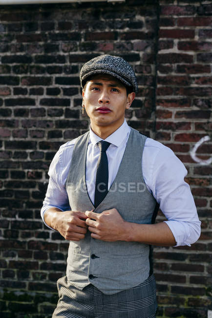 Man in vintage clothes posing on street scene — Stock Photo